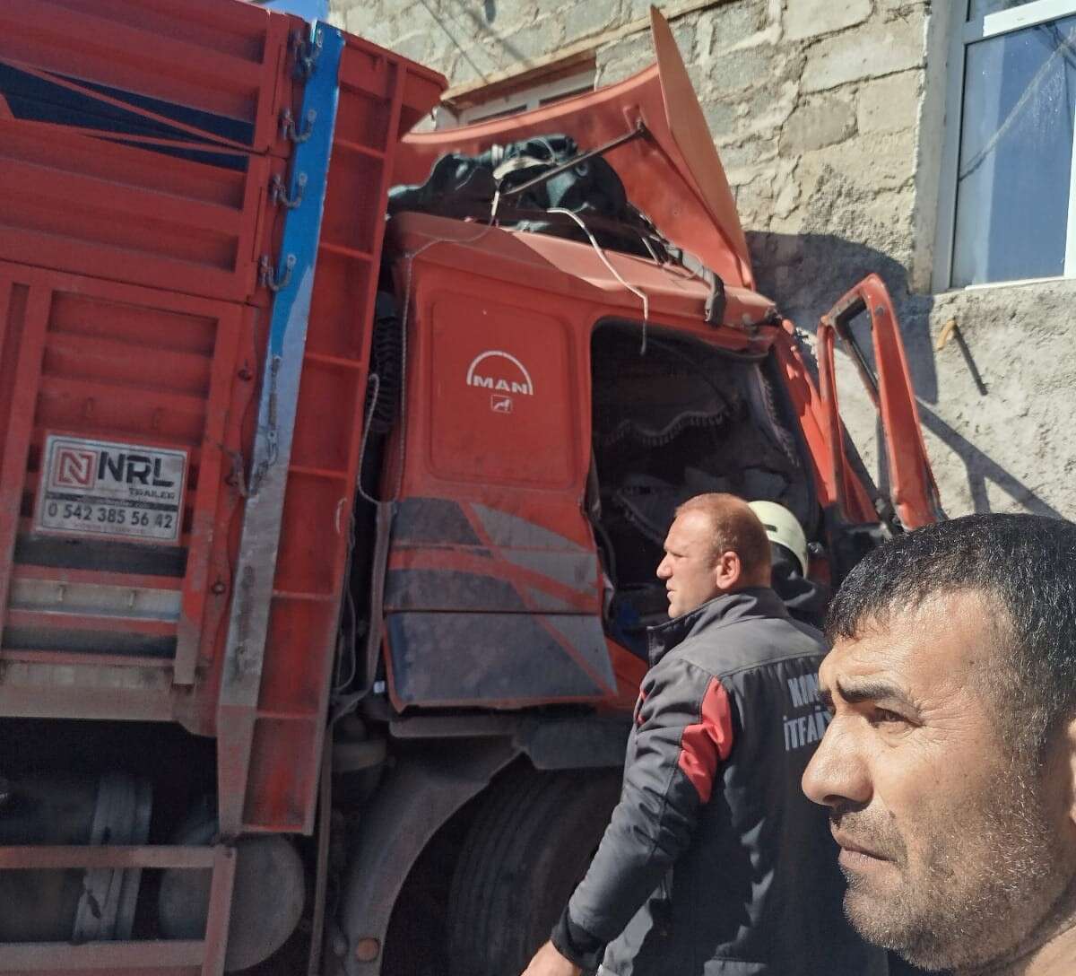 Konya’da kamyon evin duvarına çarptı! Ekipler sürücü Kamil Ayvaz için zamanla yarıştı 8